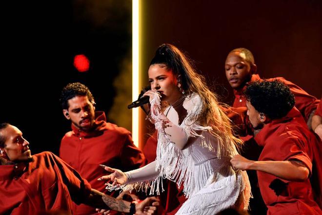 Rosalía durante su actuación en los Grammy 2020