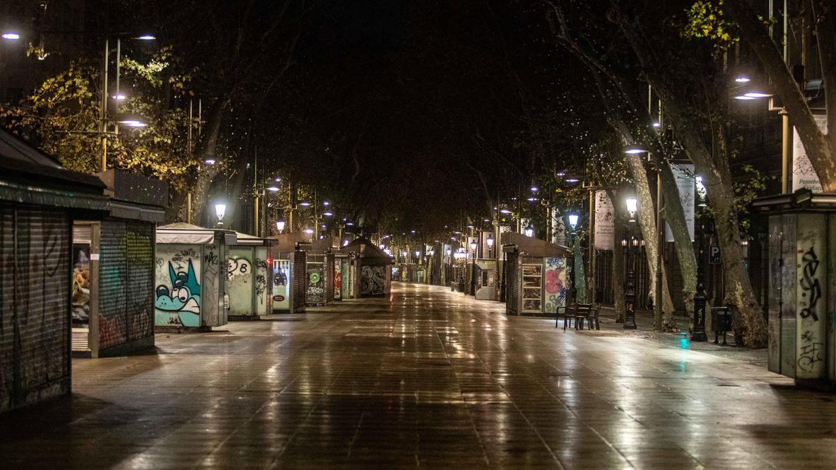 La Ramblas vacía después del toque de queda en la ciudad, a 24 de diciembre de 2021, en Barcelona, Catalunya (España).