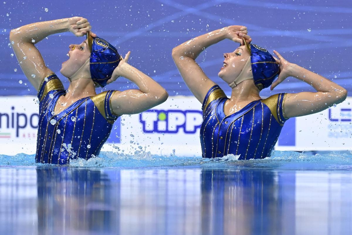 Iris Tió y Alisa Ozhogina, en un momento de su ejercicio en la final.