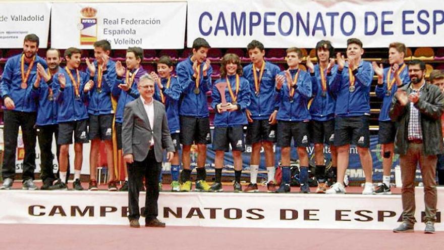 El combinado balear infantil, en el podio tras recibir sus medallas de plata.