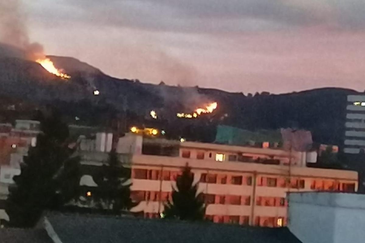 Incendio en la Peña Careses, visto desde Pola de Siero.