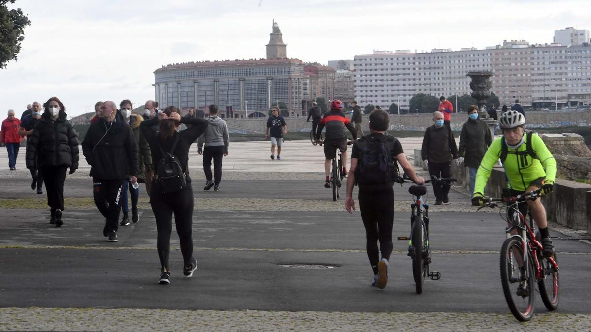 Ciclistas en el Paseo Marítimo.