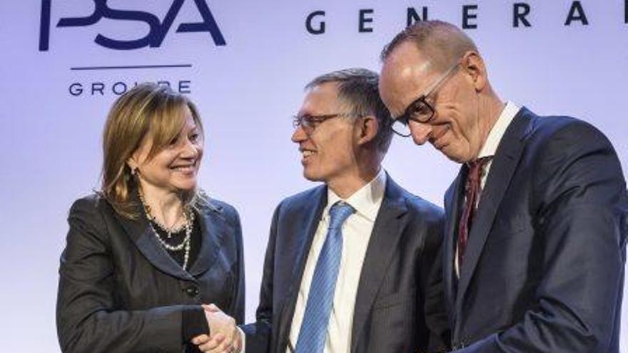 La responsable executiva de GM, Mary Ibarra, el president de Peugeot, Carlos Tavares, i el president d&#039;Opel, Karl-Thomas Neumann