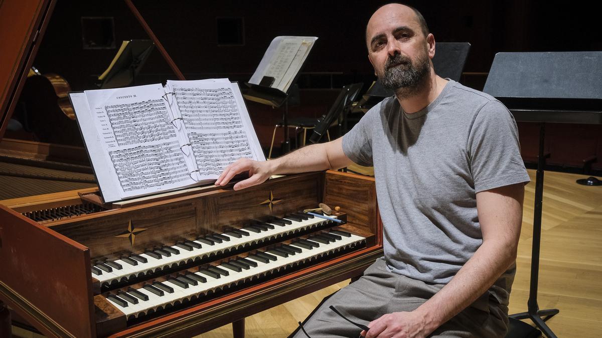 Daniel Oyarzabal, organista español.