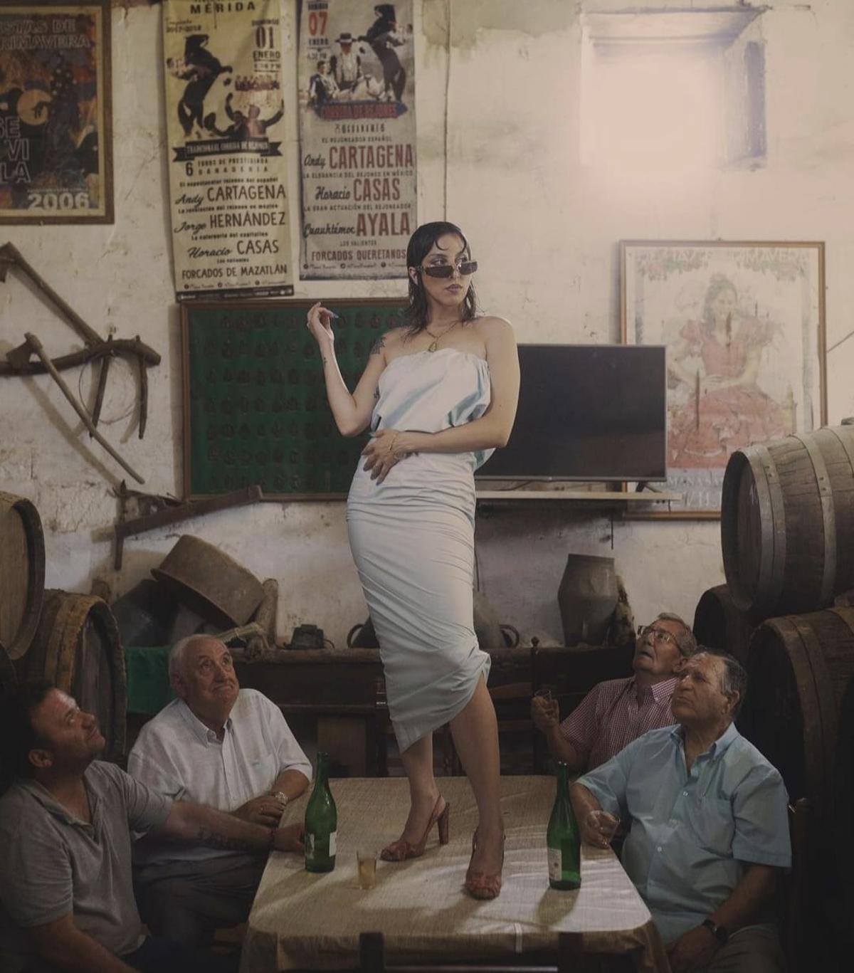 La DJ y productora musical Dalila posa en una bodega de su pueblo, Pilas (Sevilla).