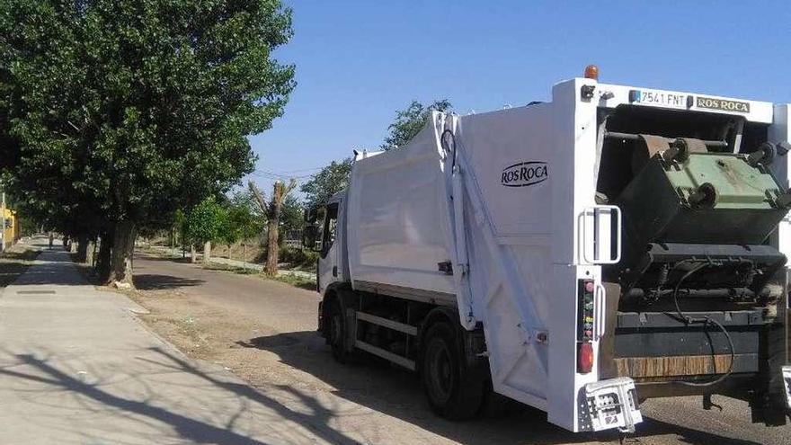 Un camión realiza la recogida de basuras en la provincia.