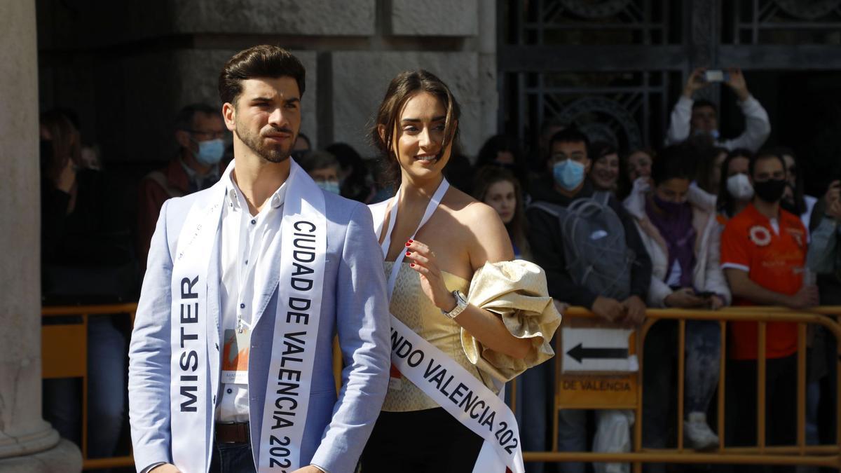 Miss Mundo Valencia y Míster Ciudad de Valencia van a ver la Mascletá