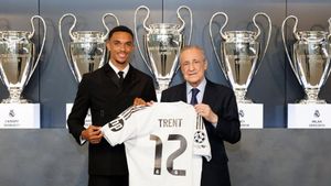 Trent Alexander-Arnold, en la presentación por el Real Madrid junto a Florentino Pérez