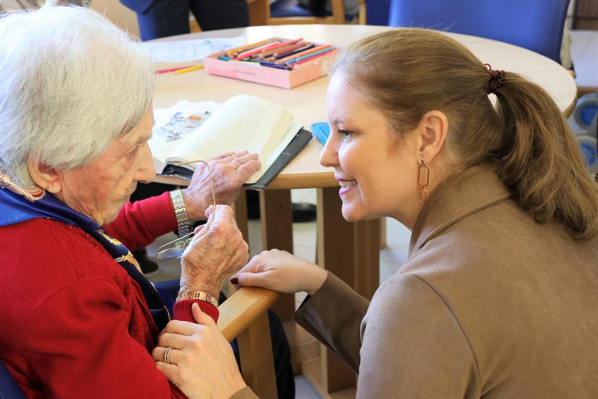 La consejera de Familia, Juventud y Asuntos Sociales, Ana Dávila, en una visita a la residencia y centro de día municipal Hontanar de Jarama.