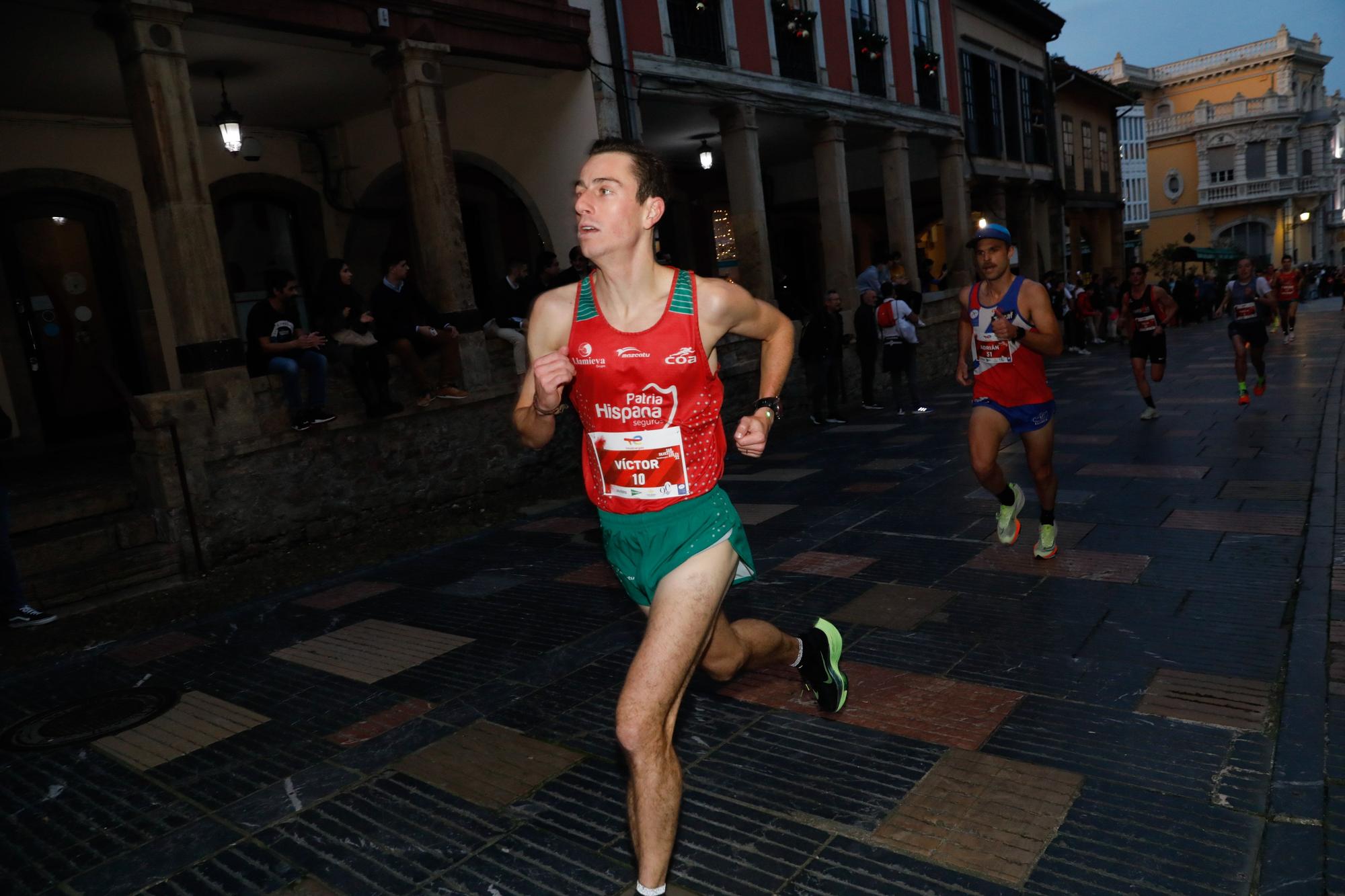 En imágenes: miles de avilesinos despiden el año corriendo la San Silvestre