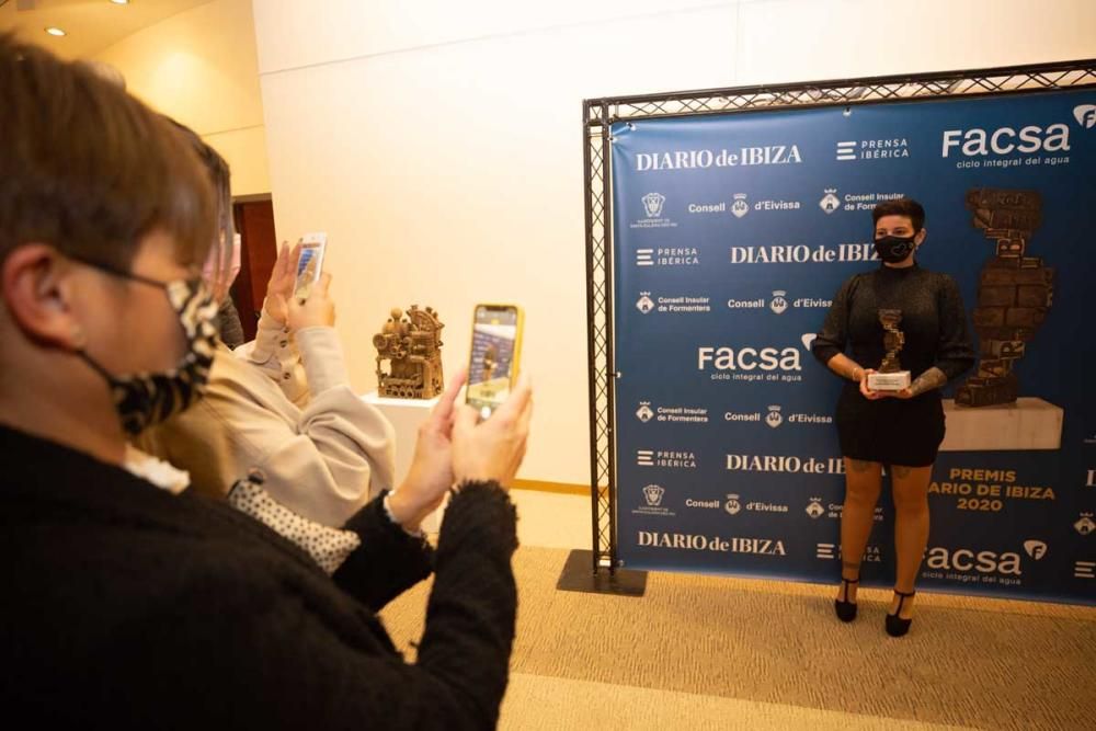 Noelia Azqueta (directora de enfermería del Área de Salud de Eivissa y Formentera) le saca una foto en el photocall a Sonia Sancho (técnica en cuidados de auxiliares de enfermería).