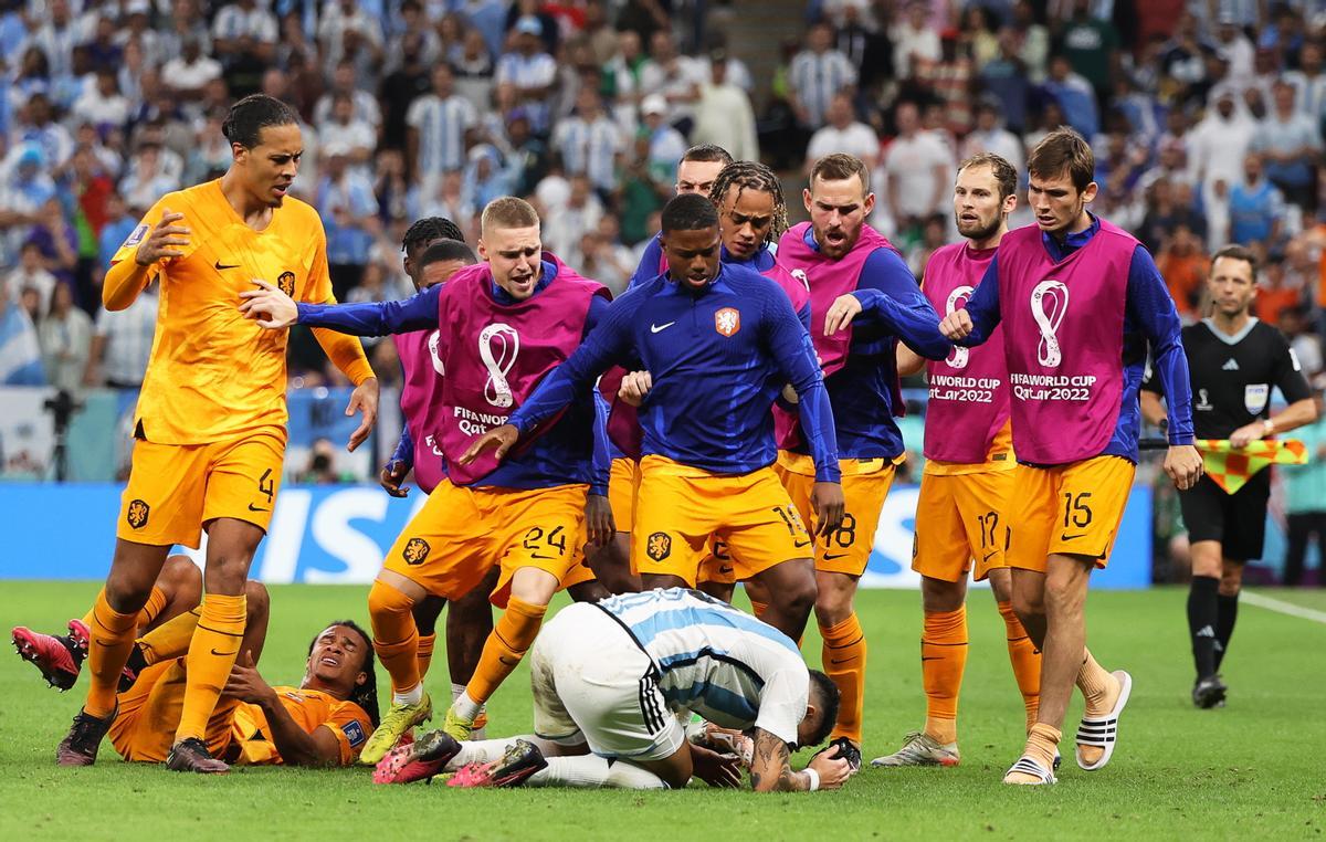 Lusail (Qatar), 09/12/2022.- Leandro Paredes (bottom C) of Argentina and players of the Netherlands react during the FIFA World Cup 2022 quarter final soccer match between the Netherlands and Argentina at Lusail Stadium in Lusail, Qatar, 09 December 2022. (Mundial de Fútbol, Países Bajos; Holanda, Estados Unidos, Catar) EFE/EPA/Mohamed Messara