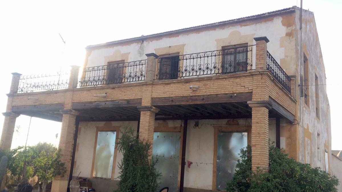 Ls planchas de metal instaladas para tapiar las puertas y ventanas de la finca