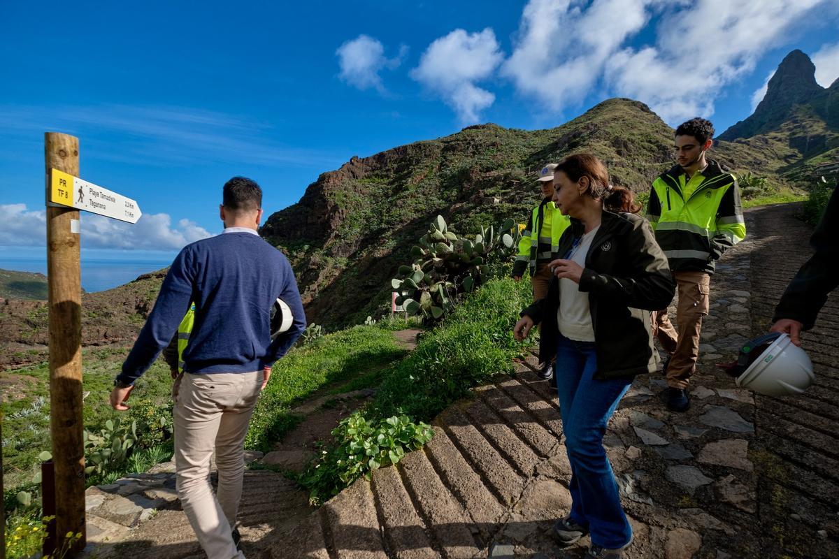 Visita de la consejera y técnicos de Medio Ambiente al sendero que da acceso a la playa de Tamadite