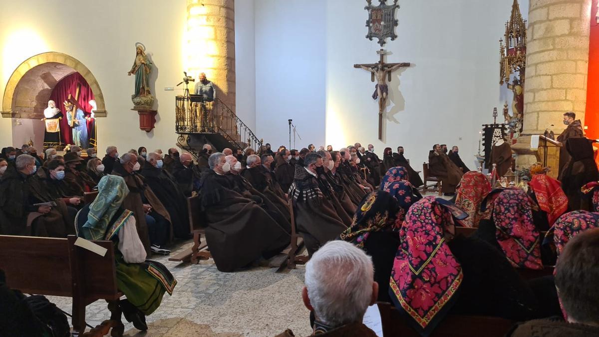 Jornada de exaltación de la capa alistana, en el interior del santuario de La Salud, en Alcañices.