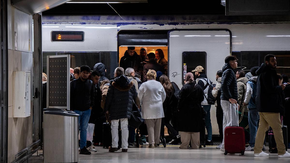 Usuarios de Rodalies en la estación de Sants, en febrero del 2026