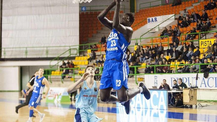 El cobista Ndoye entra a canasta en el partido de la primera vuelta contra el Barça B. // B. Lorenzo