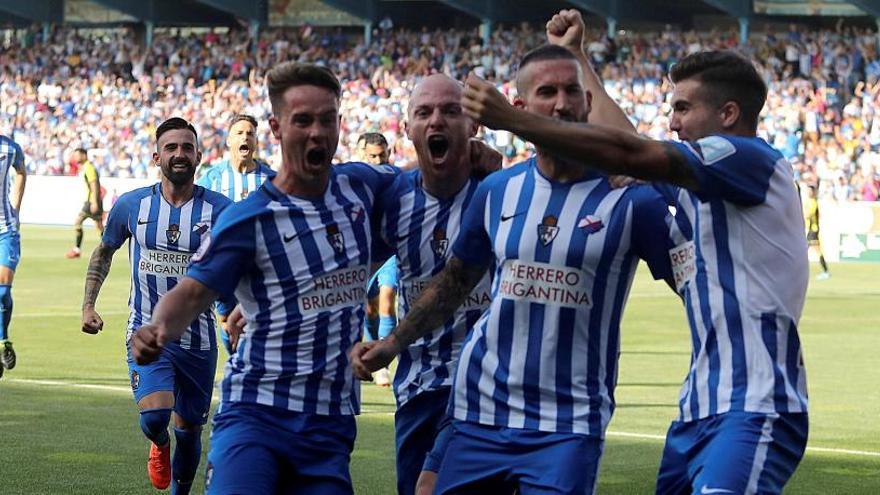 Los jugadores del Ponferradina celebran el gol de Sielva.