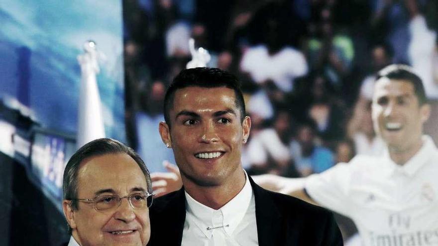 Florentino Pérez y Cristiano Ronaldo, durante la presentación del acuerdo. // Sergio Barrenechea