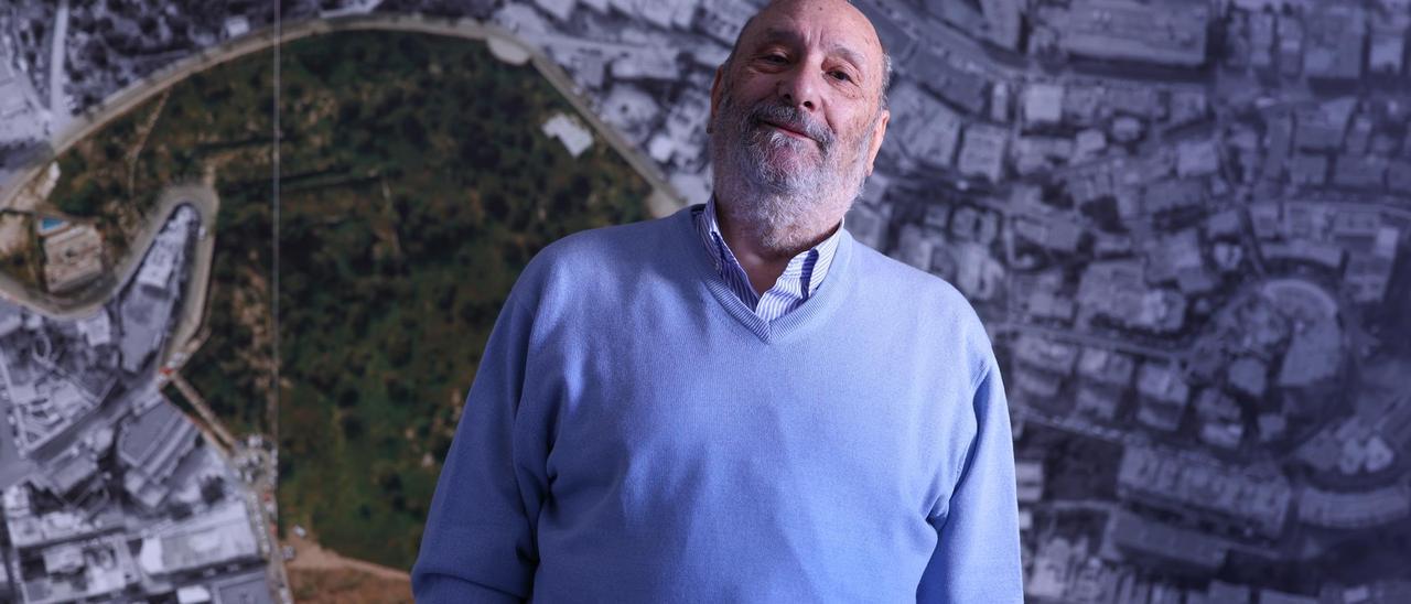 Jordi Fernández frente a una foto aérea del Puig des Molins