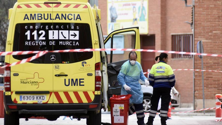 Limpieza de una ambulancia utilizada para trasladar muestras