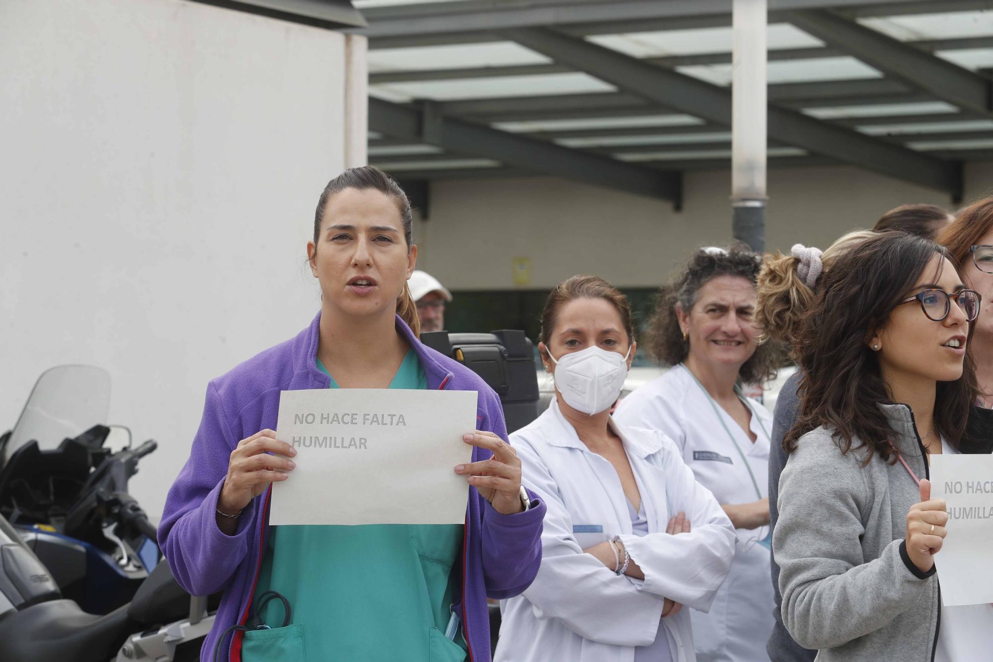 Los sanitarios se manifiestan a las puertas de La Fe por las oposiciones