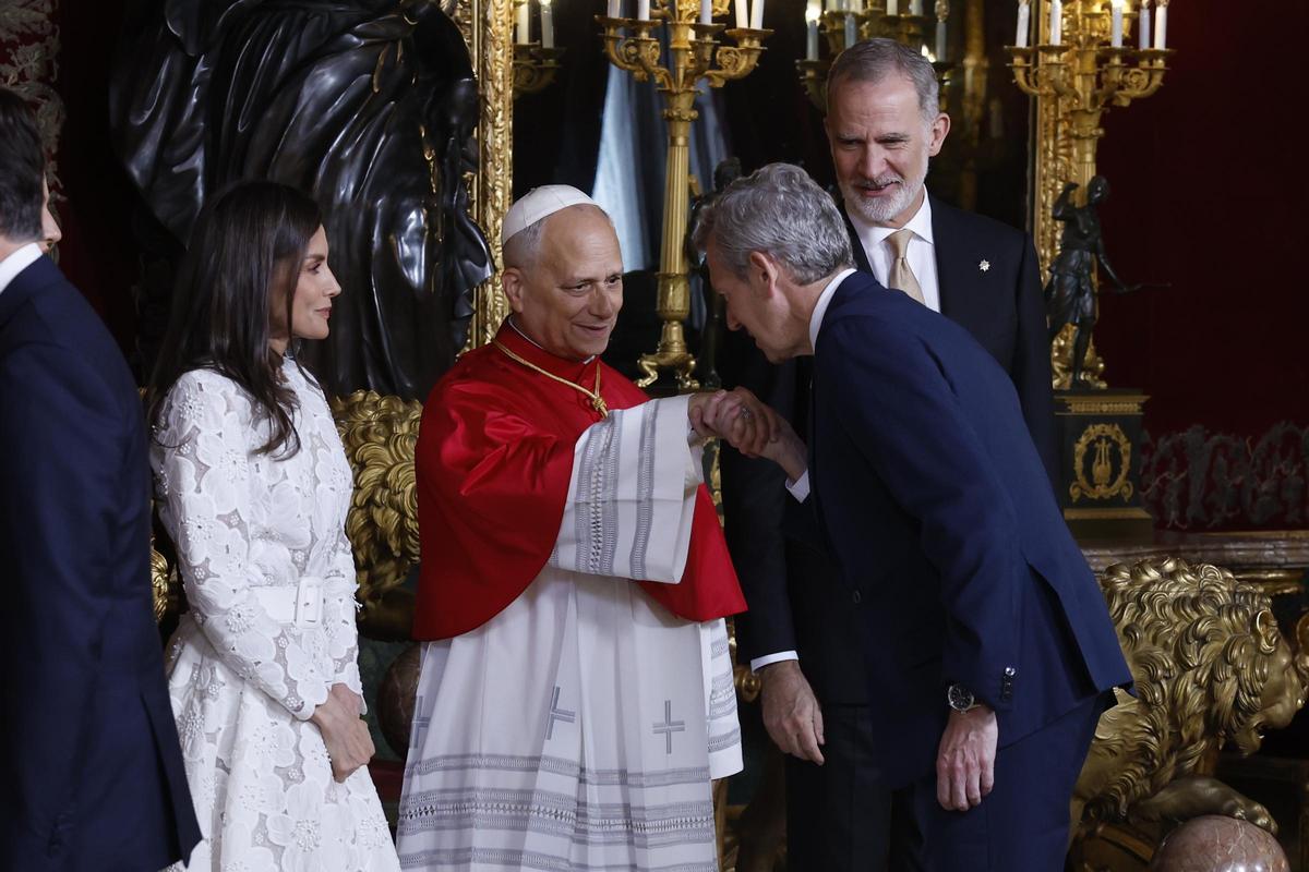 El presidente de la Xunta de Galicia, Alfonso Rueda, saluda al papa León XIV y a los reyes de España, el pasado sábado.