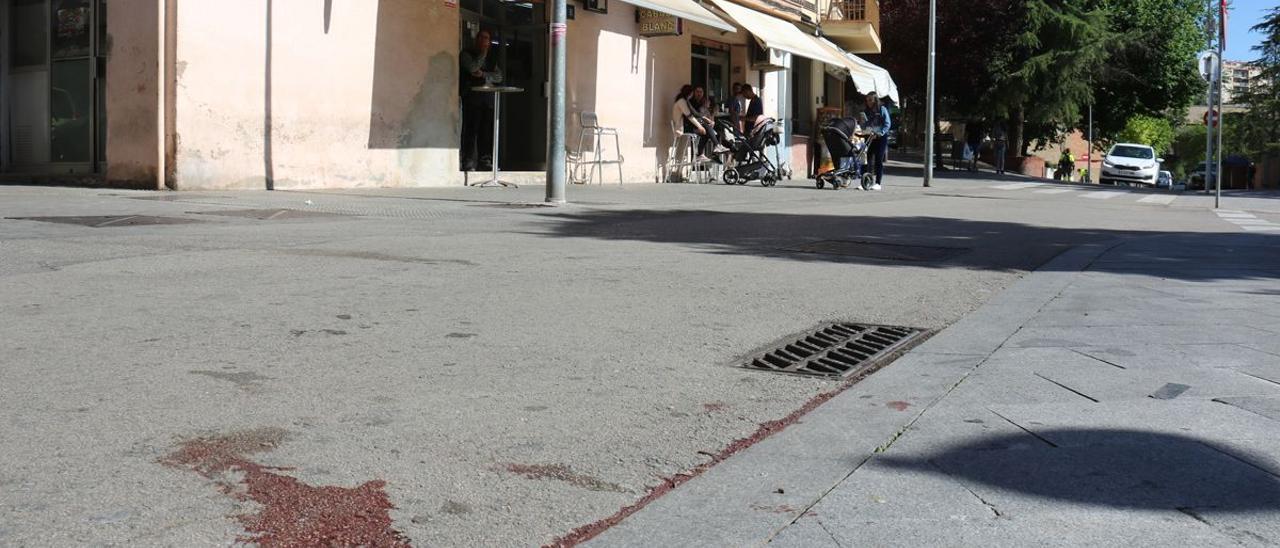 Un detenido en Terrassa tras la muerte de un hombre en una pelea en la calle. En las imágenes, restos de sangre en el lugar de los hechos.