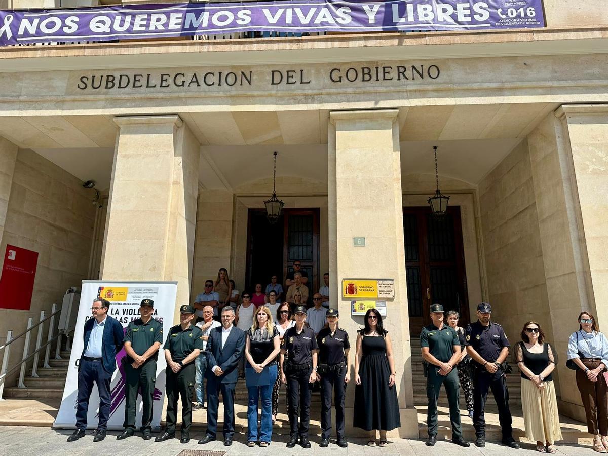 Minuto de silencio en la Subdelegación del Gobierno en Alicante