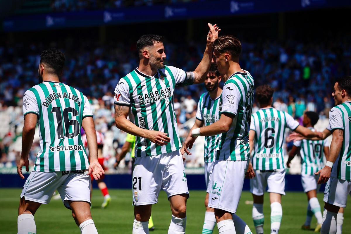 Carlos Albarrán y Dani Requena celebran el tercer gol del Córdoba CF ante el Sporting.