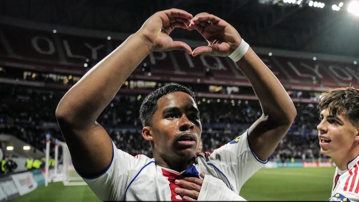 Endrick celebrando el gol con el Olympique de Lyon