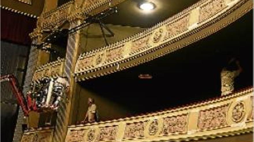 El teatre oferirà una nova cara amb la capa de pintura i la neteja dels ornaments