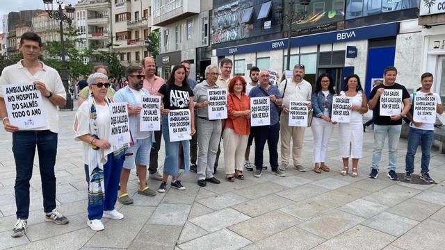 Miembros del BNG y de la plantilla del 061, ayer en la conferencia de prensa de Vilagarcía.