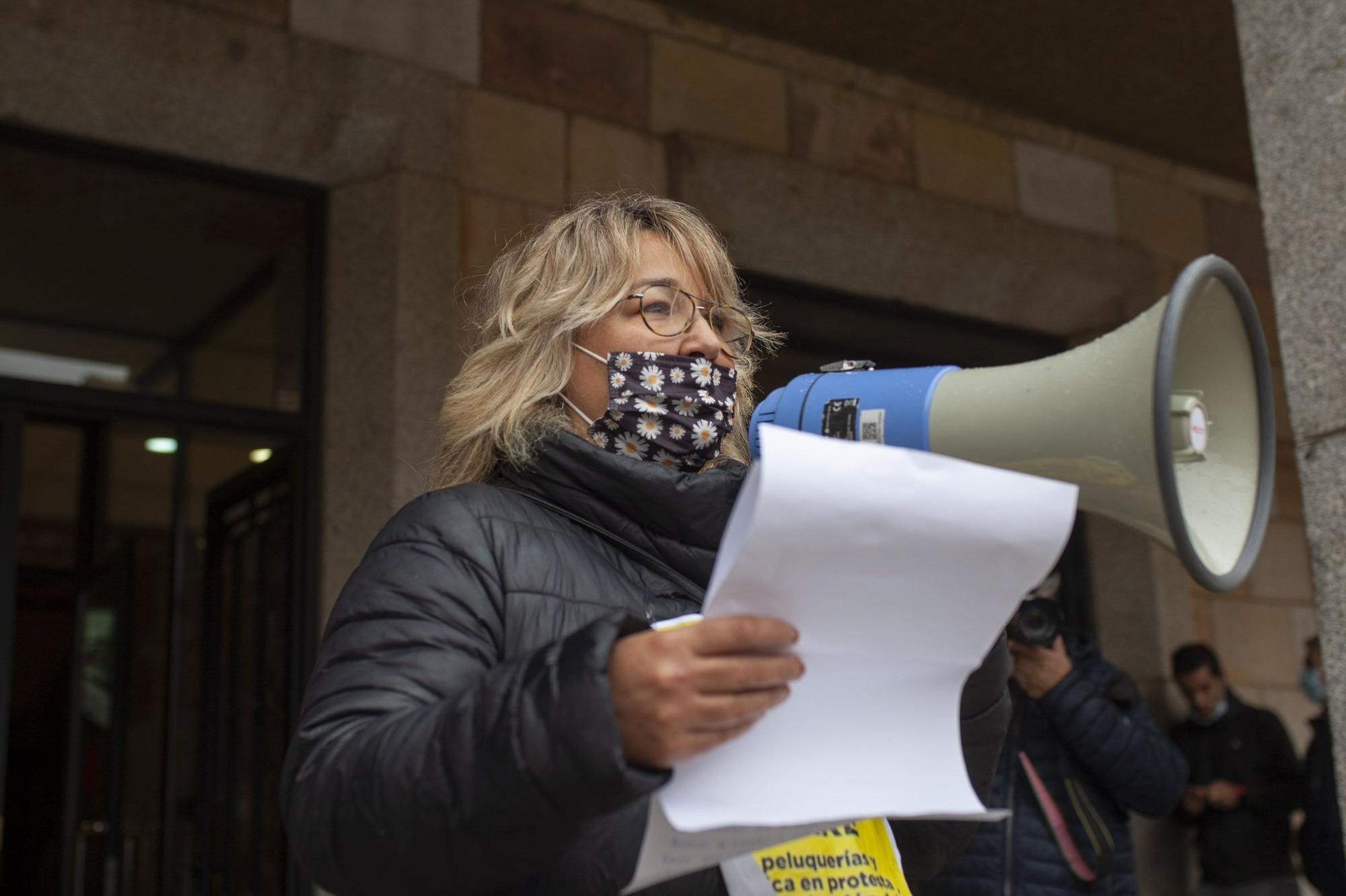 Concentración de las peluqueras de Zamora ante los efectos de la pandemia