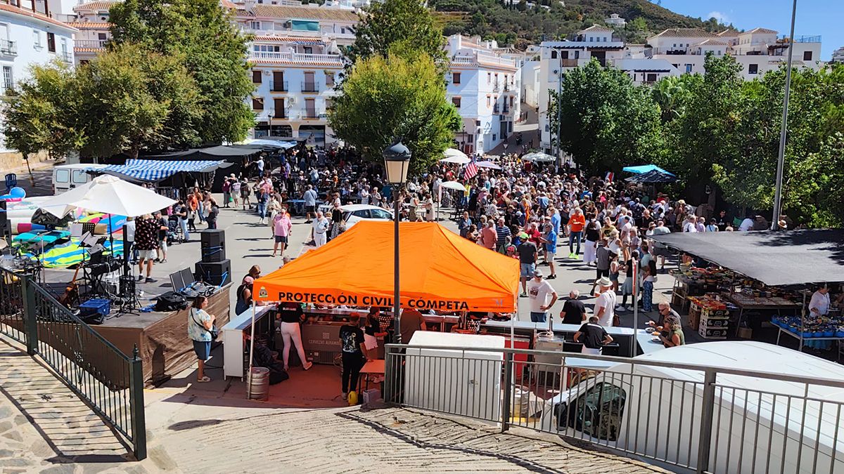 Vista general de la plaza repleta durante “Sabor a Cómpeta”