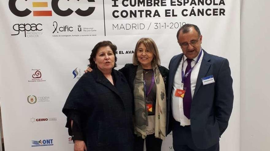 De la Higuera (centro) junto a la presidenta y el tesorero del Gepac, Begoña Barragán y Marcos Martínez.