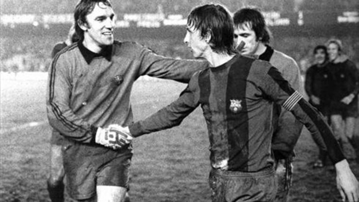 Artola y Cruyff se saludan después de un partido del Barça en el Camp Nou, en 1976.