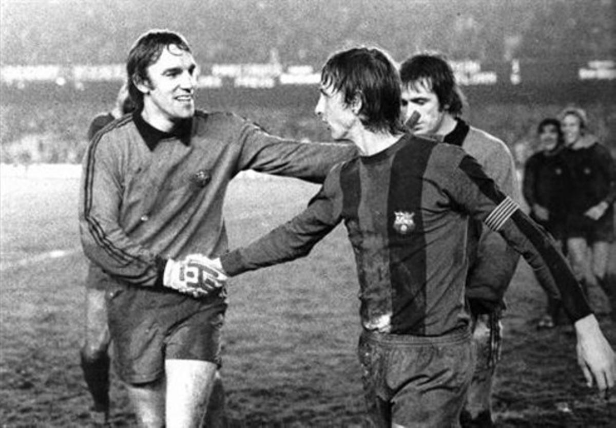 Artola i Cruyff se saluden després d’un partit del Barça al Camp Nou el 1976.