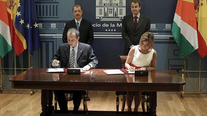 Chacón y Morgan firman los acuerdos contra la piratería en presencia de Zapatero y Michel. / efe