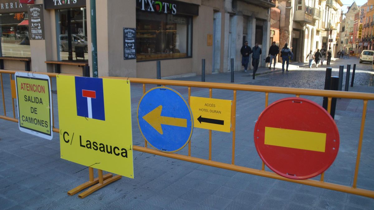 El carrer Lasauca, tallat per obres.