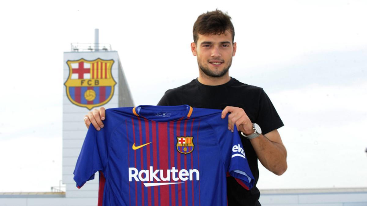 Arnáiz posa con la camiseta del FC Barcelona