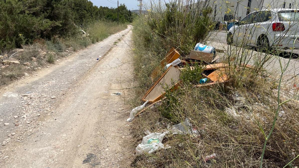 Residuos en el camino rural situado en el perímetro del polígono de Montecristo.