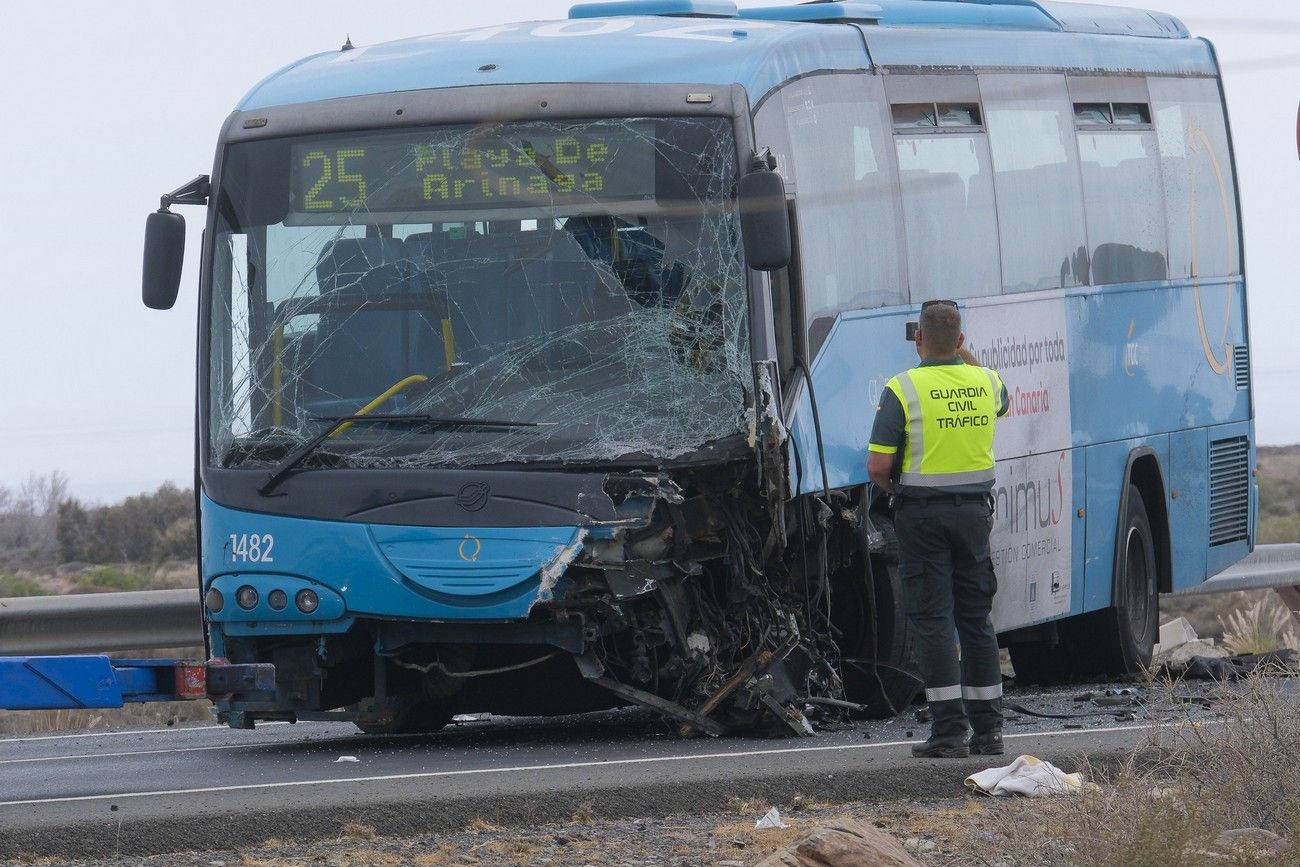 Grave accidente entre un coche y una guagua de Global en Gran Canaria