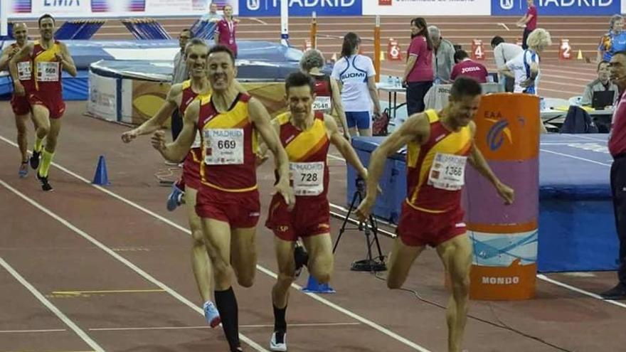 Pedro Antonio Esteso entrando segundo en la final de los 800 metros