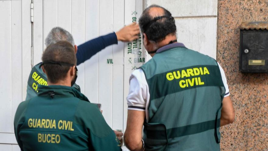 Guardia civil por la mañana y comercial de Avon por la tarde