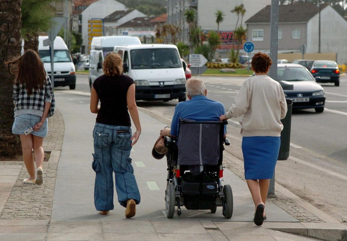 Una persona mayor en silla de ruedas. | |