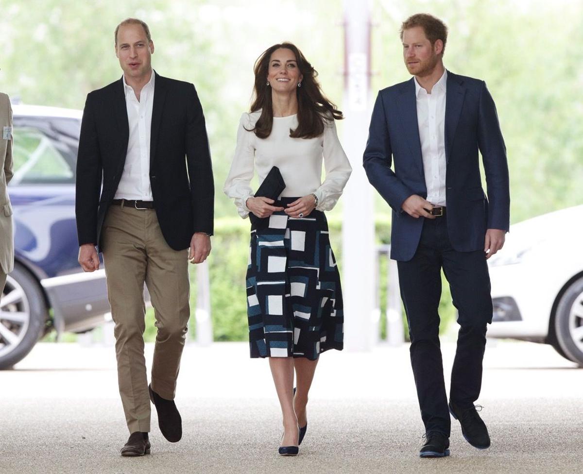 Los Duques de Cambridge y el príncipe William en un acto benéfico