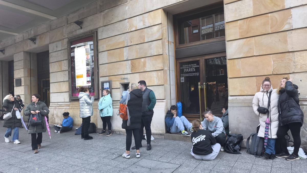 Las colas para el concurso de charangas, en imágenes