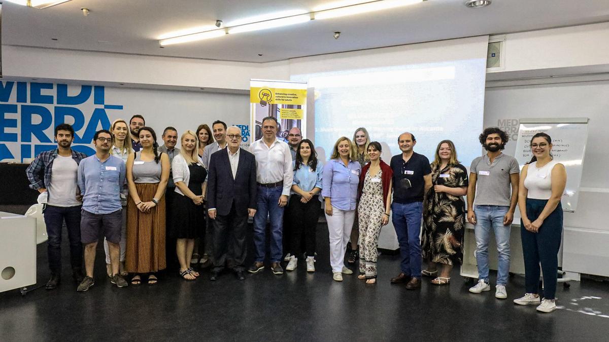 Los asistentes a la reunión posan para la imagen en Alicante.