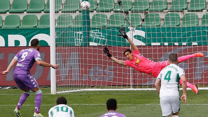 Borja Iglesias marca de penalti el gol del Betis.